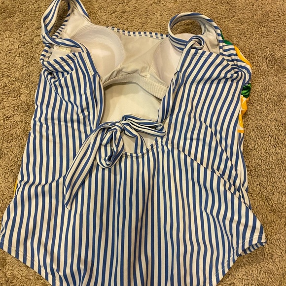 Cute one piece swimsuit - Picture 2 of 3